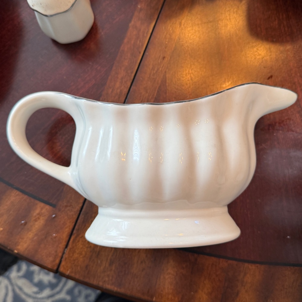 Alco Industries White Shell Ruffle Shaped Gravy Boat